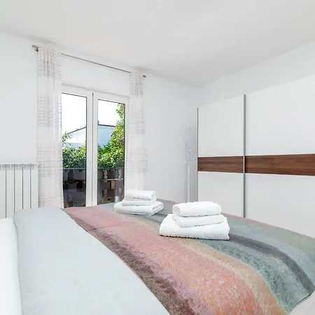 Apartman With Parking Space - 21460 Umag